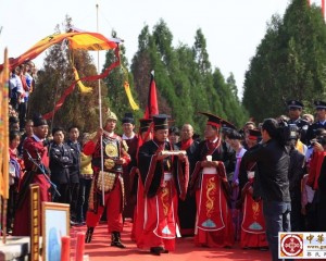 赞礼官手持天子颁诏的卷轴进入会场，在香案前行三拜礼，然后，退到香案左侧宣布：郭氏宗亲汾阳王祭祀之礼开始！
