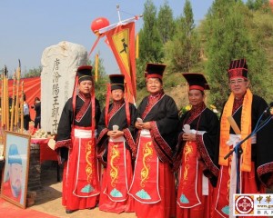 读祝：祭祀文。 南朝 梁 刘勰 《文心雕龙·祝盟》：“若乃礼之祭祀，事止告飨；而中代祭文，兼赞言行。祭而兼赞，盖引神而作也。” 